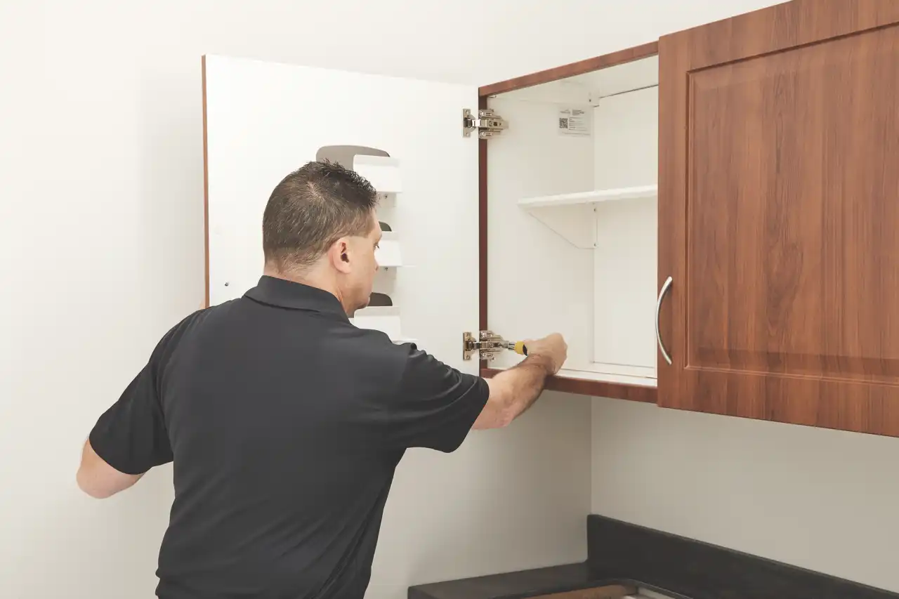 Hinge adjustment with one installer