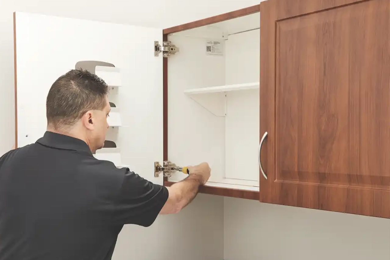 Hinge adjustment with one installer