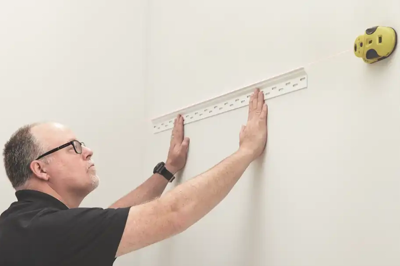 Upper cabinet bracket install