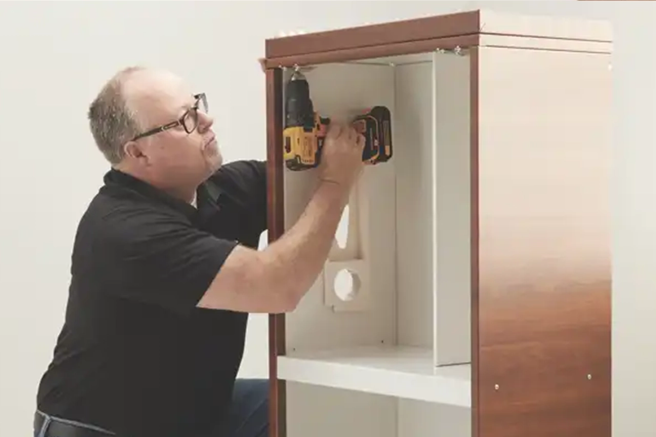 Upper cabinet scribe installation