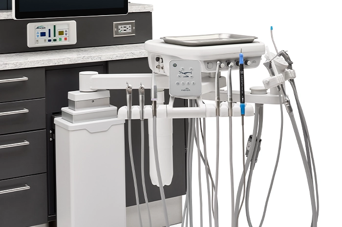 ProductPage-MidmarkDeliverySystem-img6-high-artizan-ts-column-mount-lowered-touchpad-handpieces