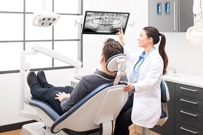 ProductPage-MidmarkDentalMonitorMount-img3-high-back-dentist-adult-patient-viewing-monitor-screen-set_b