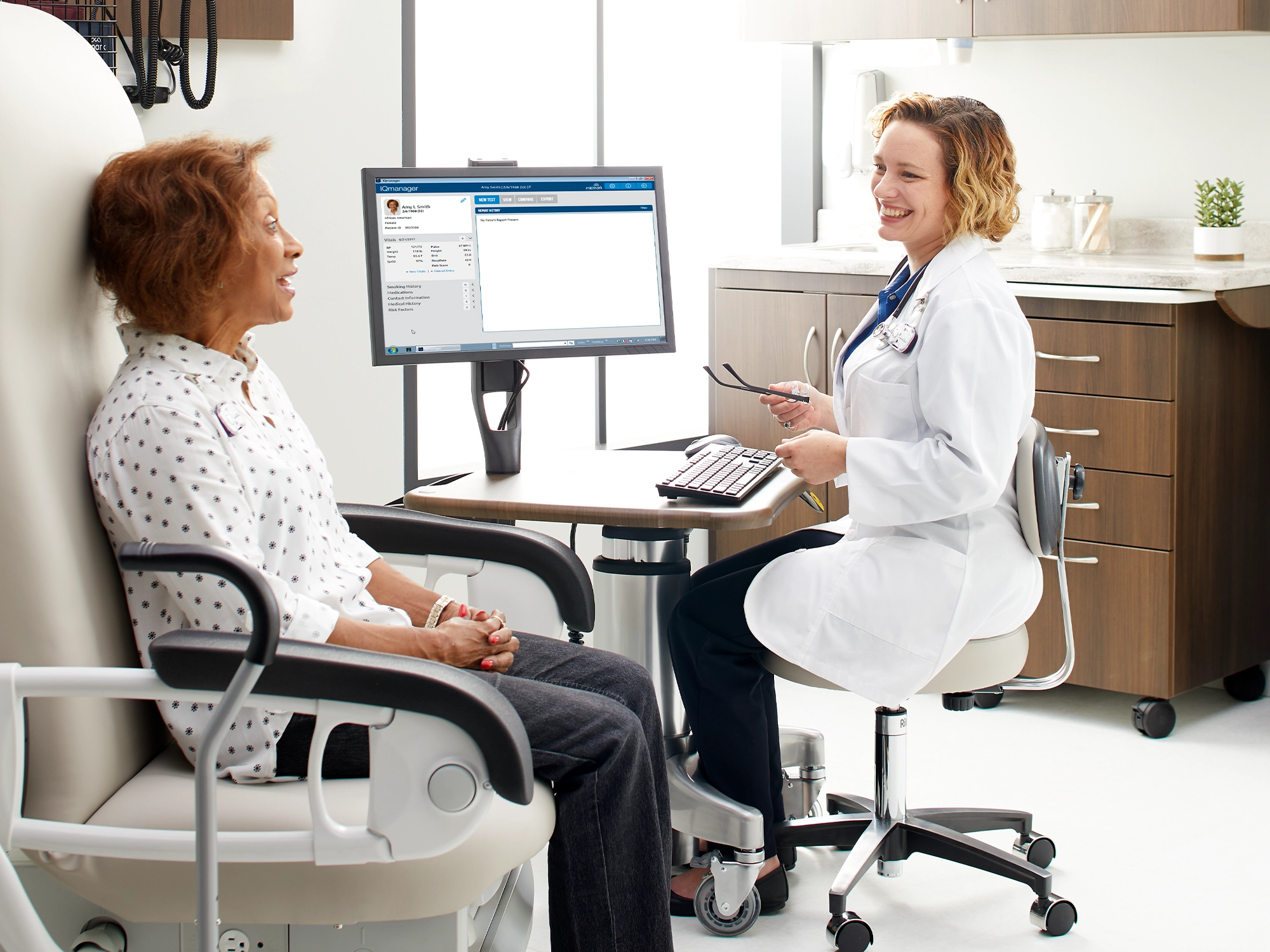 Doctor speaking with patient face-to-face, fully connected experience
