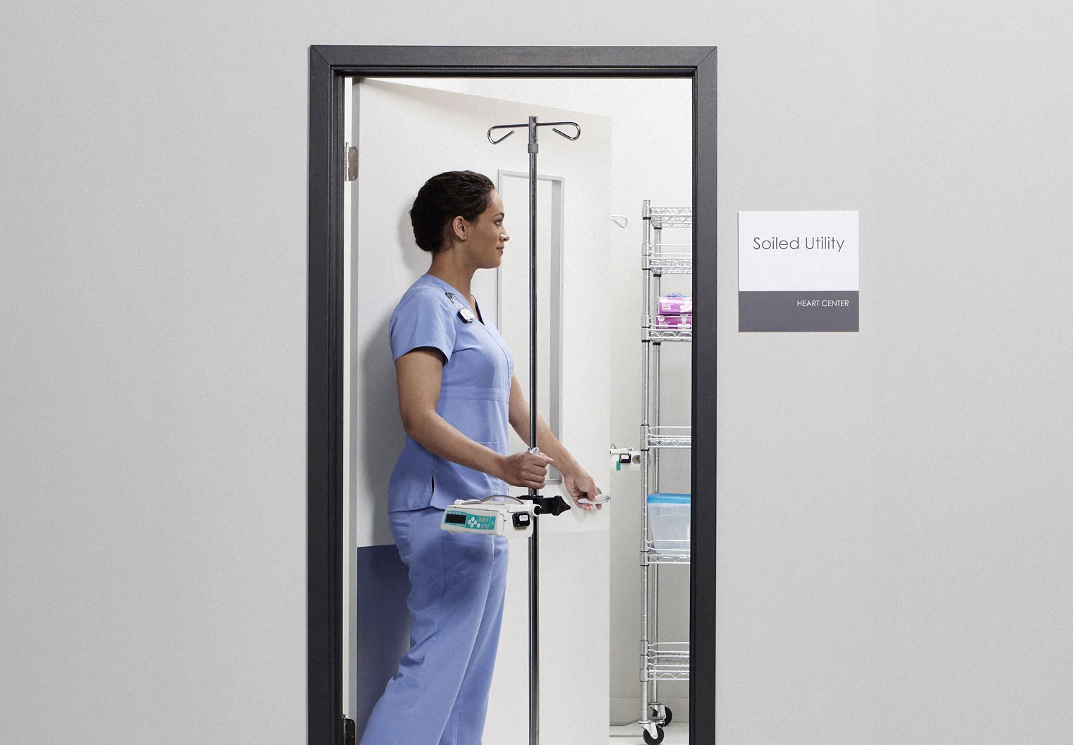 Nurse_returning_pump